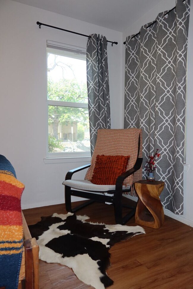 Building Photo - Hyde Park Country Condo - Furnished - 1BD/1BA - Covered Parking -Close to Everything