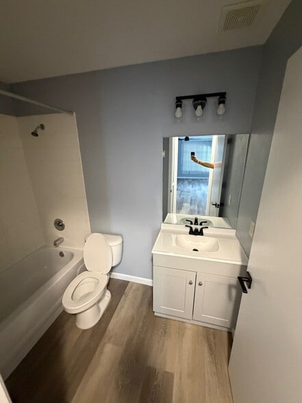 Building Photo - 252 Coco Plum Dr