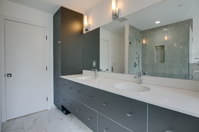 Building Photo - Stunning 5 Bedroom Juanita Bay Home For Rent!