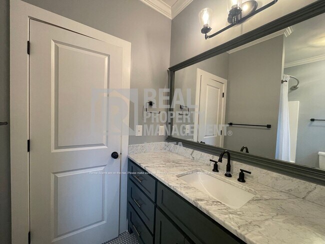 Building Photo - 435 New St