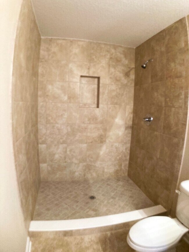 Building Photo - Roomy 3BR Home in NW Jacksonville – 2.5 Ba...