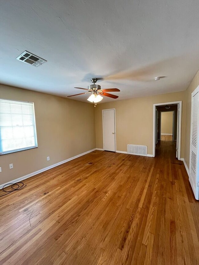 Building Photo - Large 2 Bed 1.5 Bath 1 Covered Carport in the Morris Will Roger Park Addn