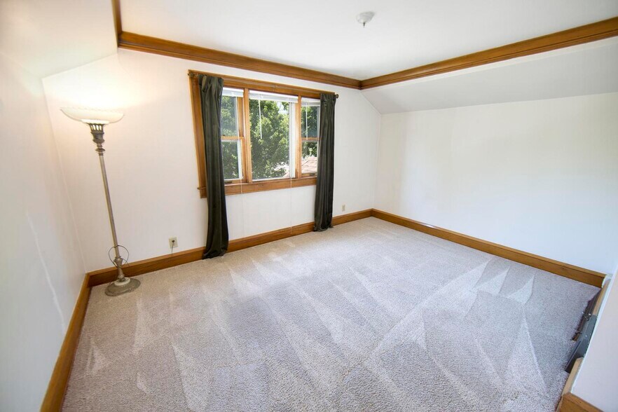 Building Photo - 938 S 77th St