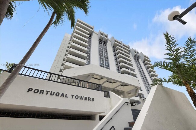 Building Photo - 3200 Collins Ave