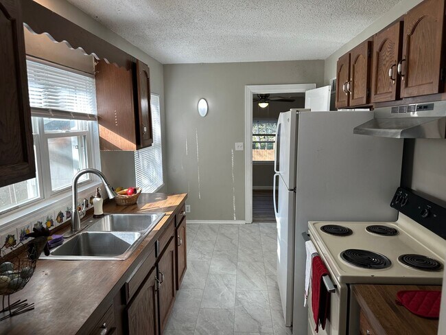 Building Photo - Beautiful House for Rent