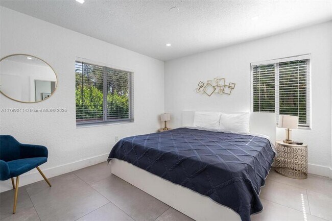 Building Photo - 3 bedroom in Miami FL 33150