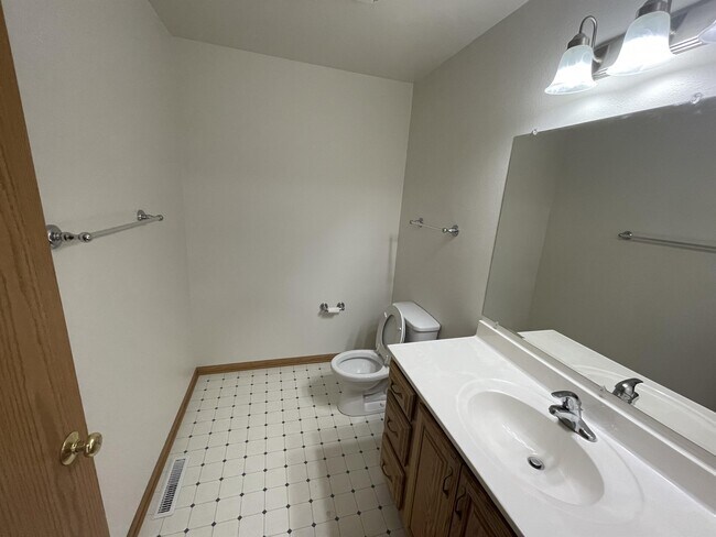 Building Photo - 148 Sater St