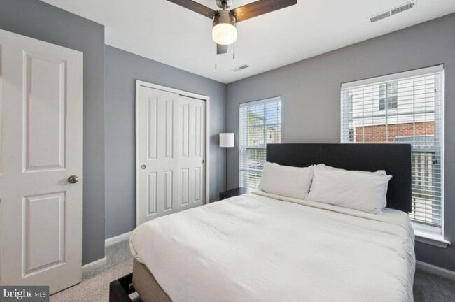 Building Photo - 401 Woodcrest Dr SE