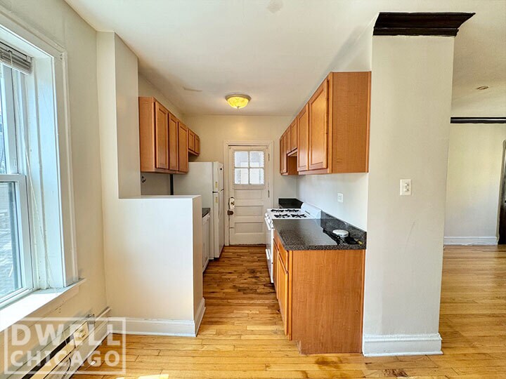 Building Photo - 3825 N Greenview Ave