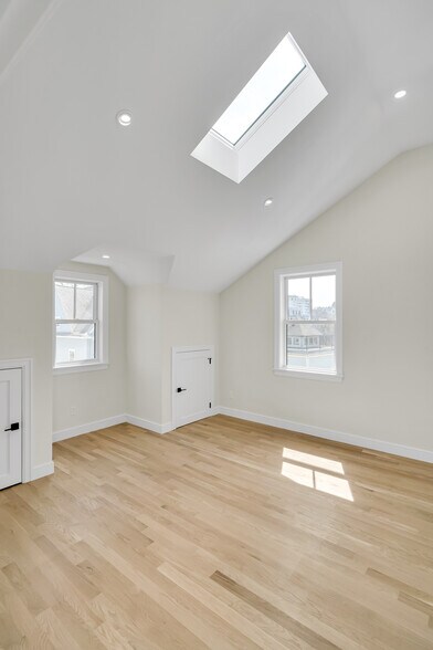 Building Photo - 87 Thorndike St
