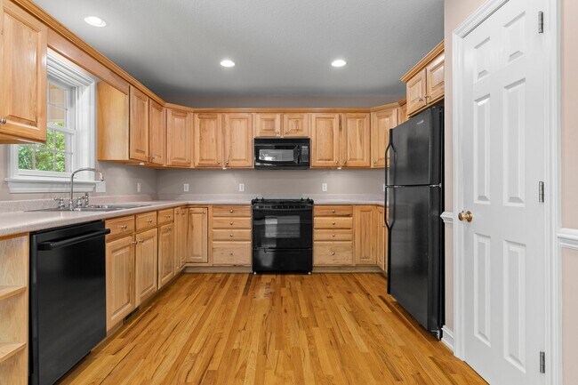 Building Photo - Haw Creek Gem