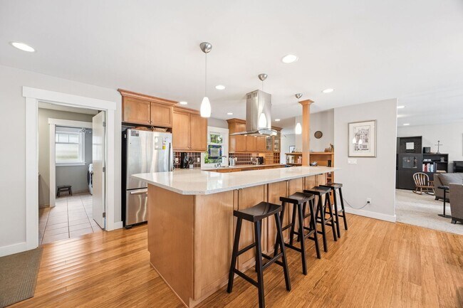 Building Photo - Normandy Park - Modern and Spacious!