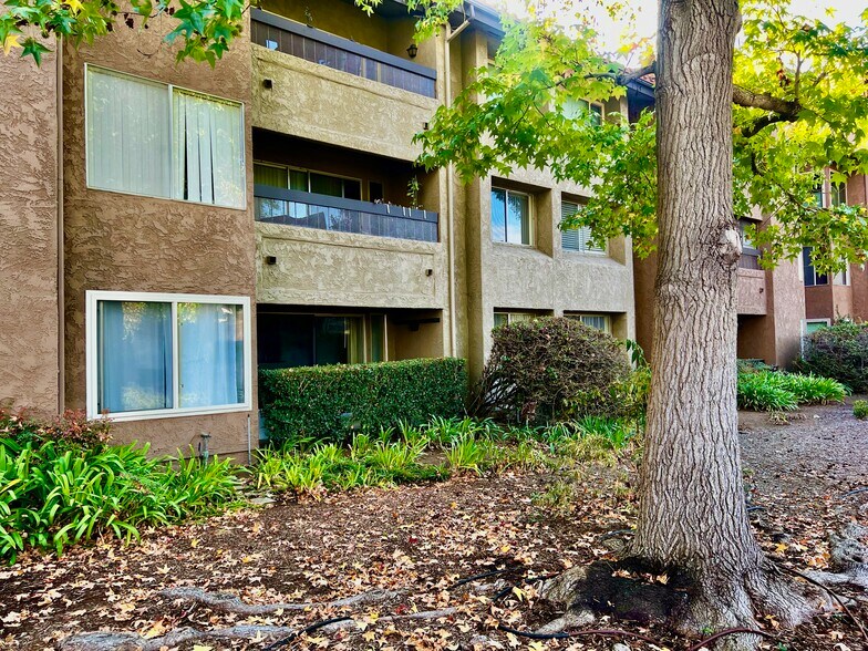 Building Photo - 10225 Caminito Cuervo