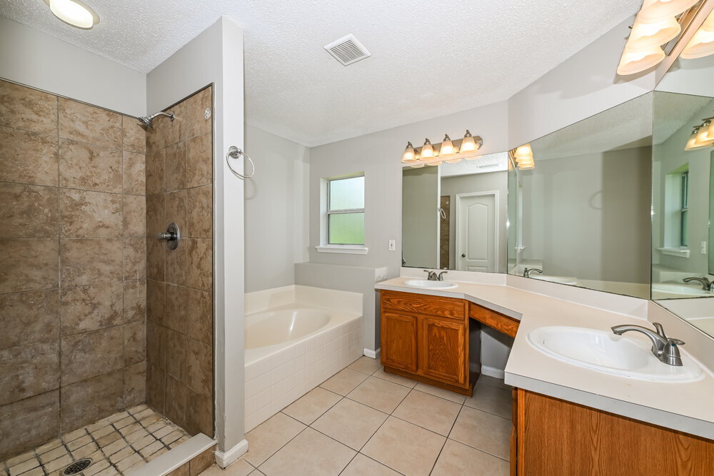 Building Photo - 14027 Crestwick Dr W