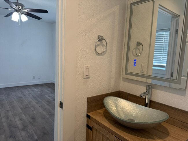 Building Photo - 1532 N Calaveras St