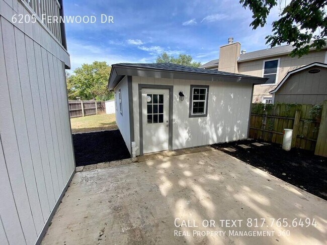 Building Photo - 6205 Fernwood Dr