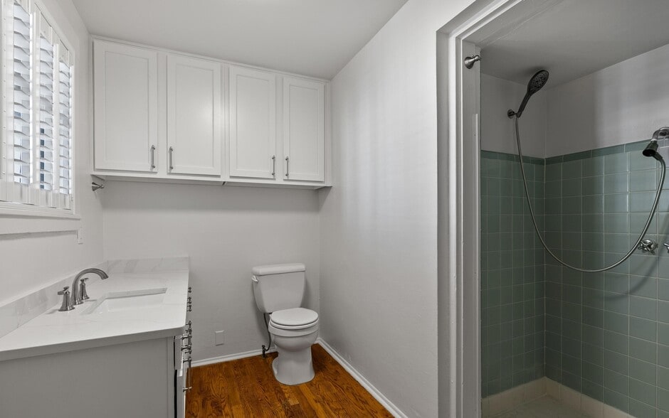 Back Shared Bath - 245 E University Blvd