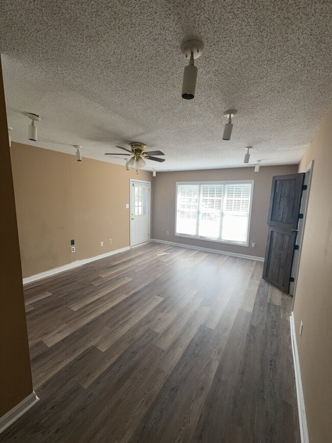 Building Photo - 105 Palamino Ct