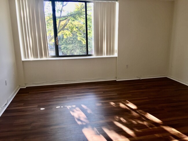 Building Photo - 1006 Paradise Rd