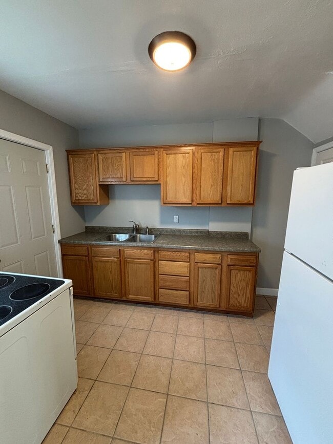 Building Photo - 2 bed, 1 bath townhome in convenient Water...