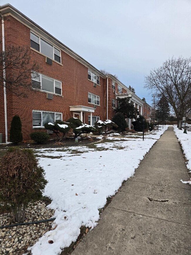 Building Photo - 570 Princeton St