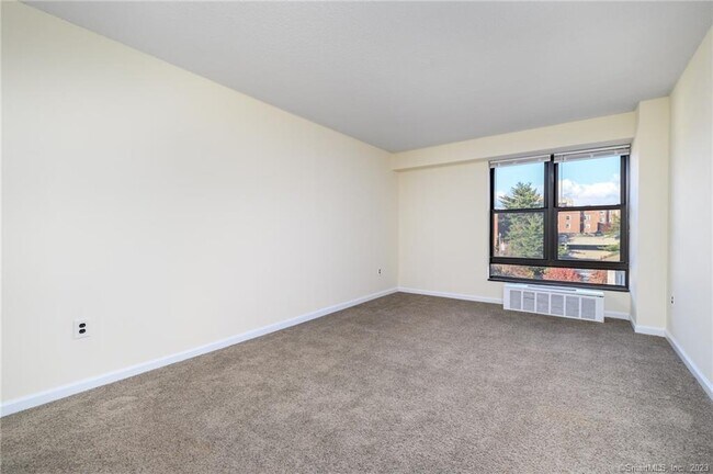 Building Photo - 44 Strawberry Hill Ave