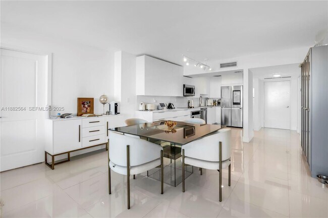 Building Photo - 3701 N Country Club Dr