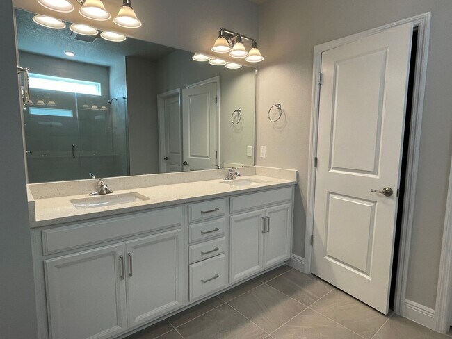 Building Photo - Annual Unfurnished 3 Bedroom, 3.5 Bathroom Townhome adjacent to Downtown Sarasota