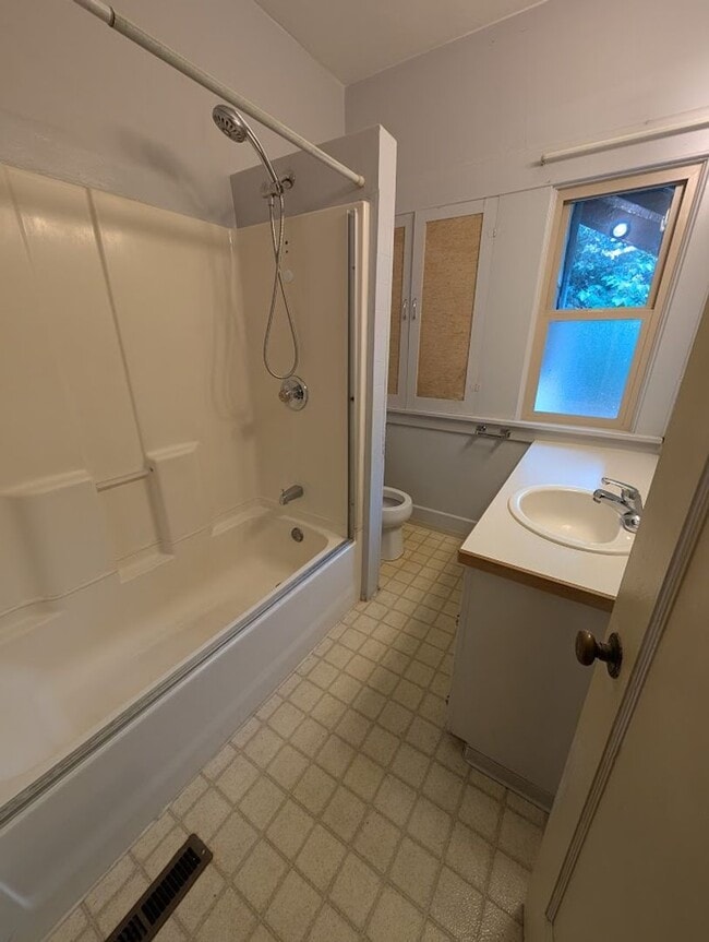 Building Photo - 4 Bedroom 2 Bath Pet-Friendly Normal Hill House