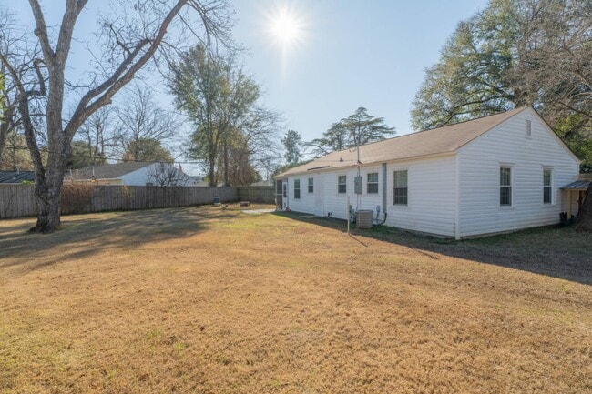 Building Photo - 104 Sharyn Ln