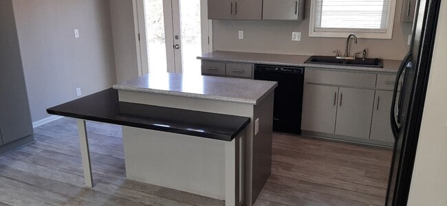 Building Photo - HURRY THIS WON'T LAST LONG! Gorgeous 3 bed, 2 bath in beautiful Parkville!
