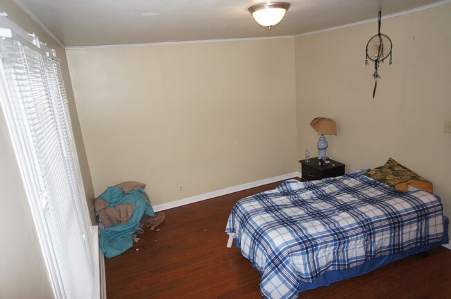 Building Photo - AVAILABLE May - 1 BED 1 BATH