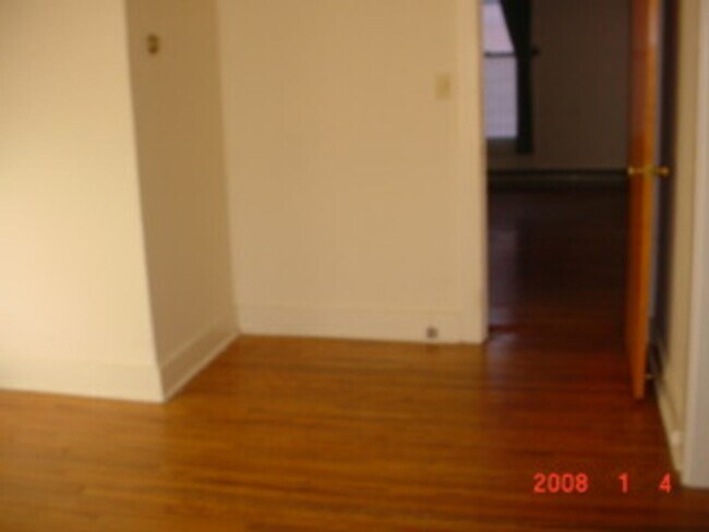 Building Photo - West Pleasant St - 004