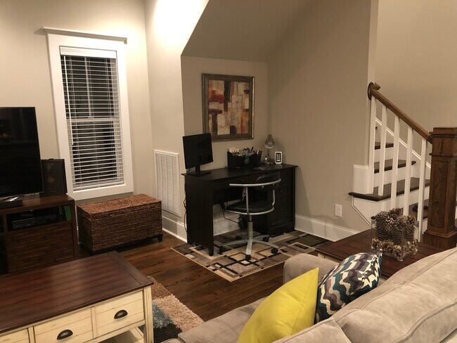 Building Photo - 1011 Everett Pl