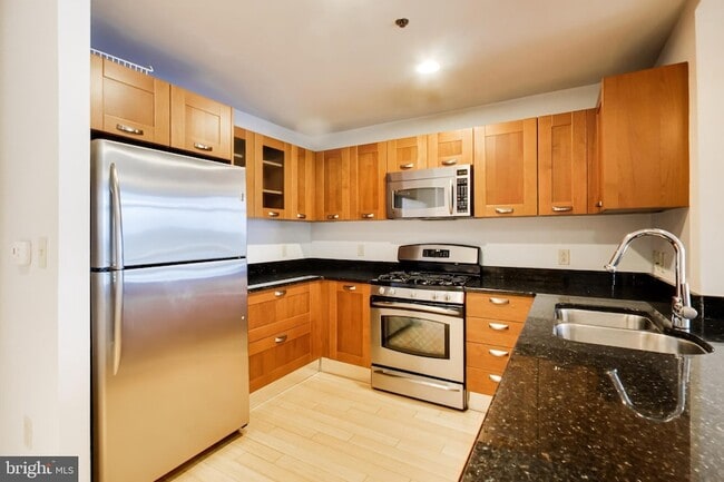 Building Photo - 5750 Bou Ave