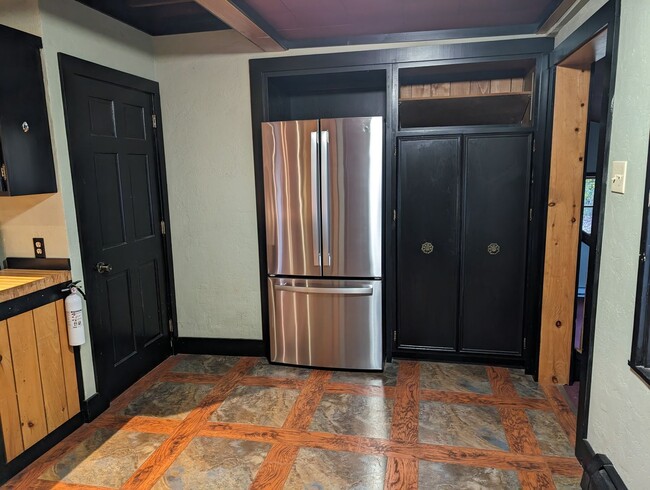 Building Photo - Spacious 4 Bed 2.5 Bath Home