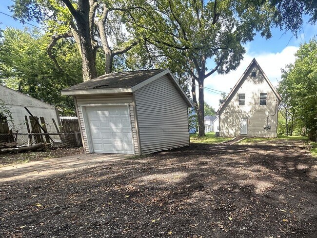 Building Photo - 328 S Yellow Springs St