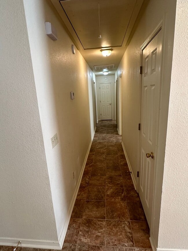 Building Photo - Nice 3 bedroom, 2 bath brick duplex