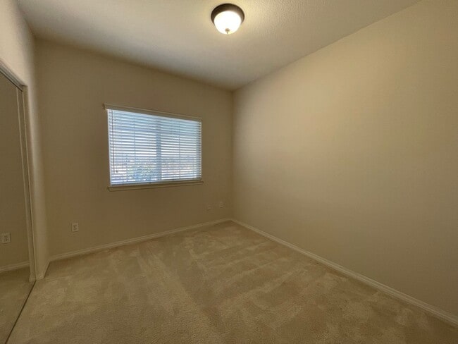 Building Photo - Updated Condo on Top Floor in Harbor City