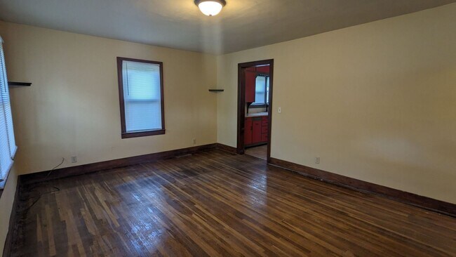Building Photo - Cozy 2 Bedroom House!