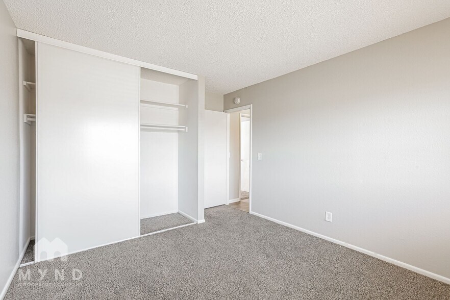 Building Photo - 261 Queen Marie Ct