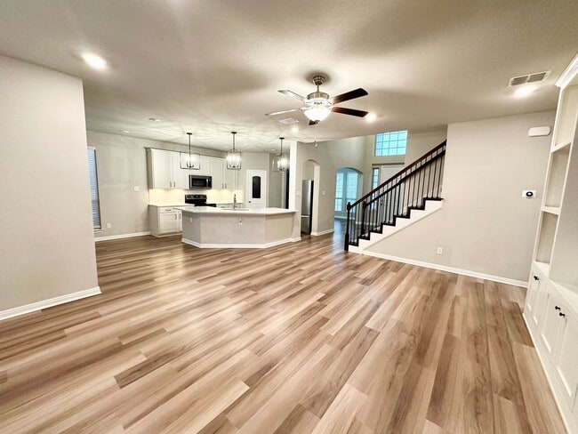 Building Photo - Room for the family!