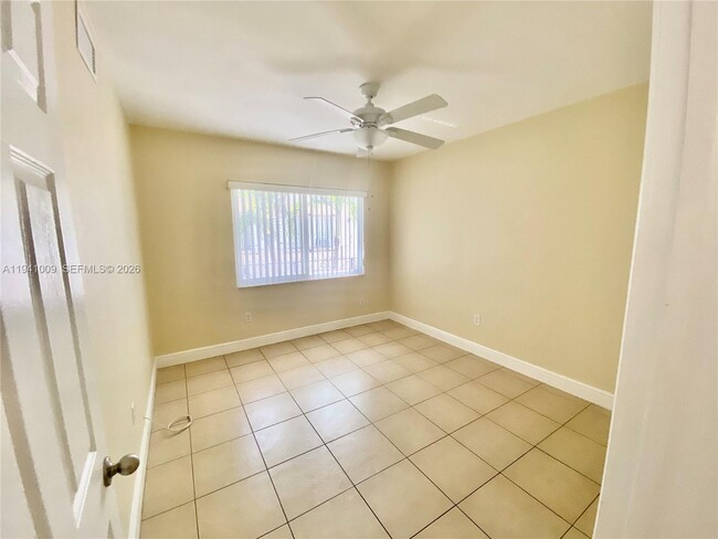 Building Photo - 930 SW 7th Ave