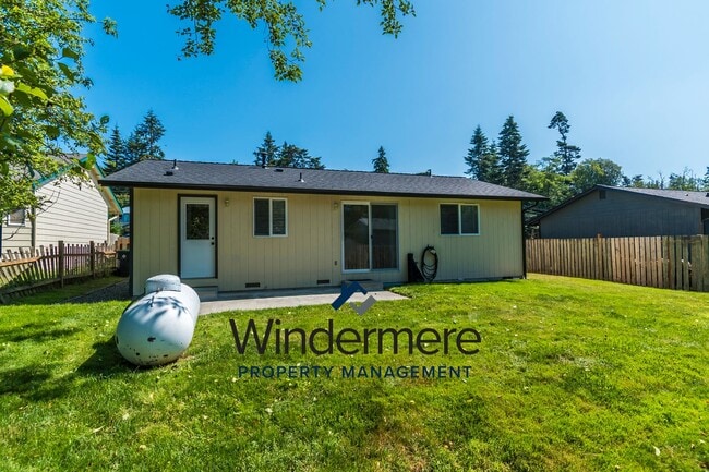 Building Photo - 2 Bed 1 Bath House W/ Garage