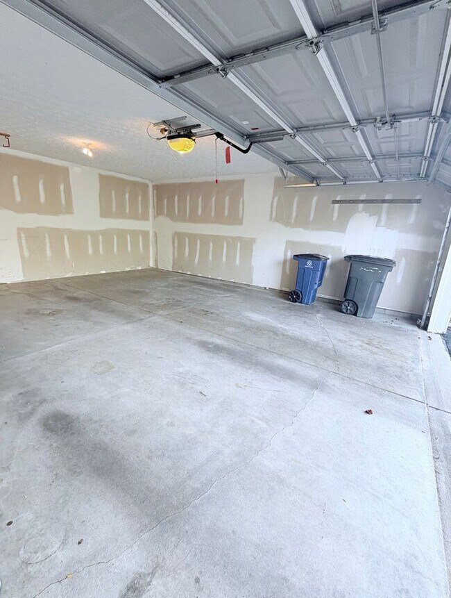 Building Photo - Beautiful 3BR 3BA w/ Attached Garage • White-Appliance Kitchen • HOA Lawn Care in Dublin