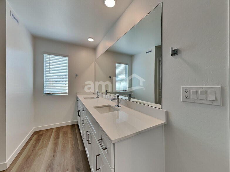 Building Photo - 9740 W Parkway Dr