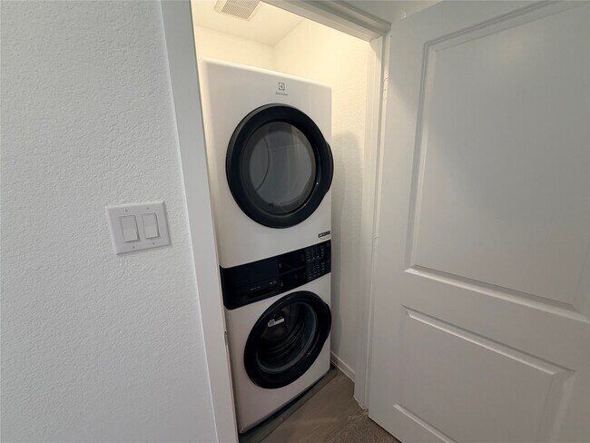 Building Photo - 922 Pertuso Ln