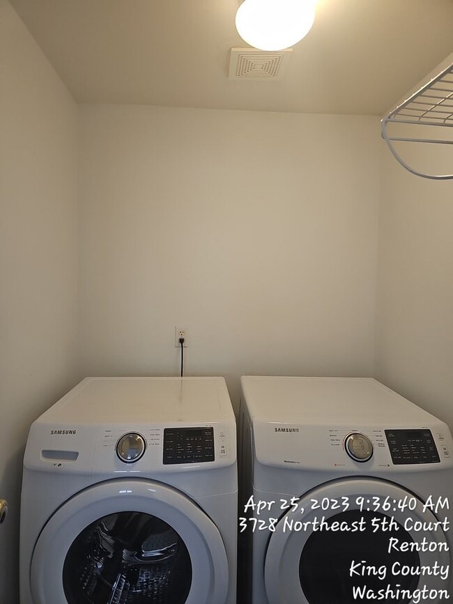 Building Photo - Renton highlands 2 story home for rent, 3 bedroom 2.5 bath with 2 car garage, Avail April 15th!