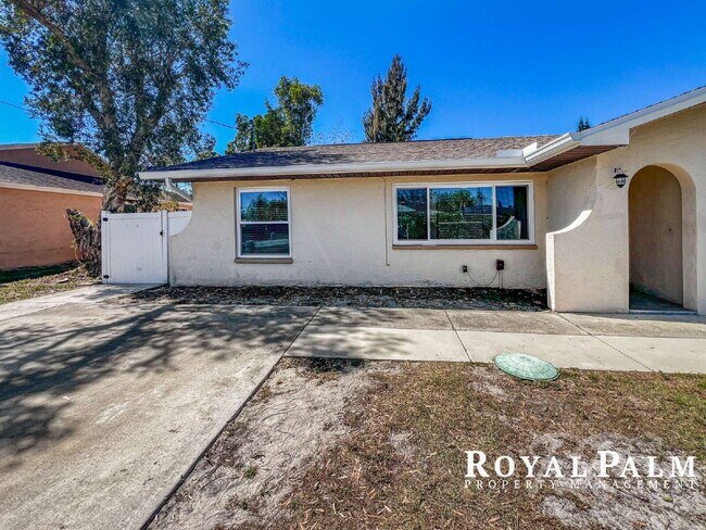 Building Photo - 2 Bed / 1 Bath | Fort Myers | Spring Into This One and Save $500