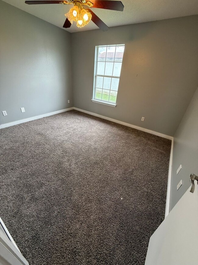 Building Photo - Nice 3 Bed 2 Bath House.  Yard Care Included.  Gas Heat & Hot Water
